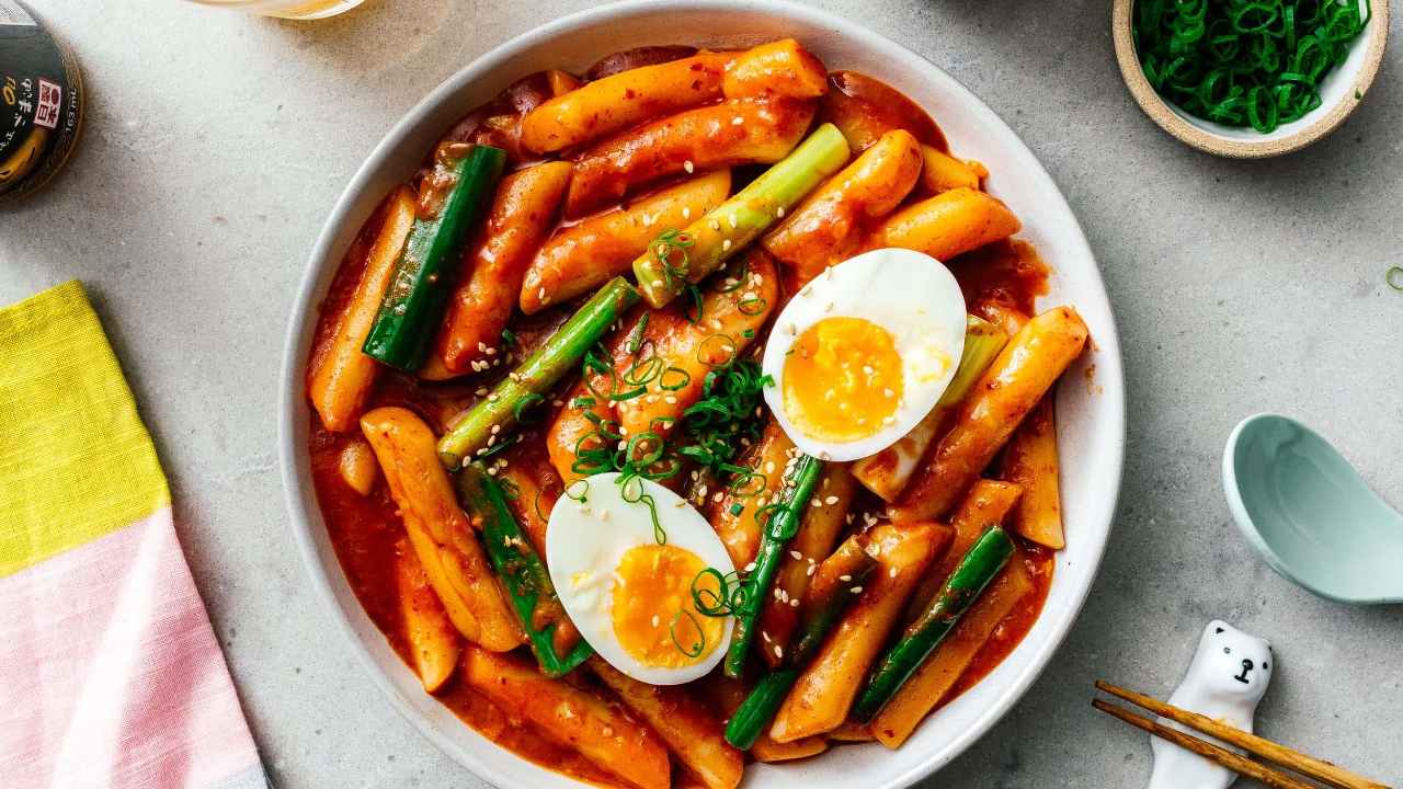 Franchise makanan korea tteokbokki & ramen kuah pedas otentik